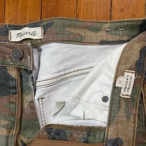 High rise slim boyjean camo cropped